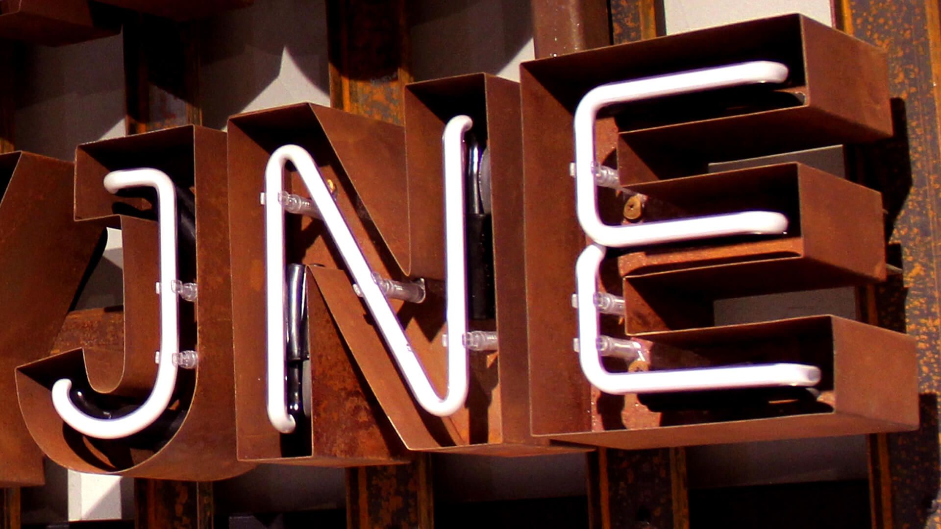 Roestige letters - Roestige plaatstalen letters met neon interieur