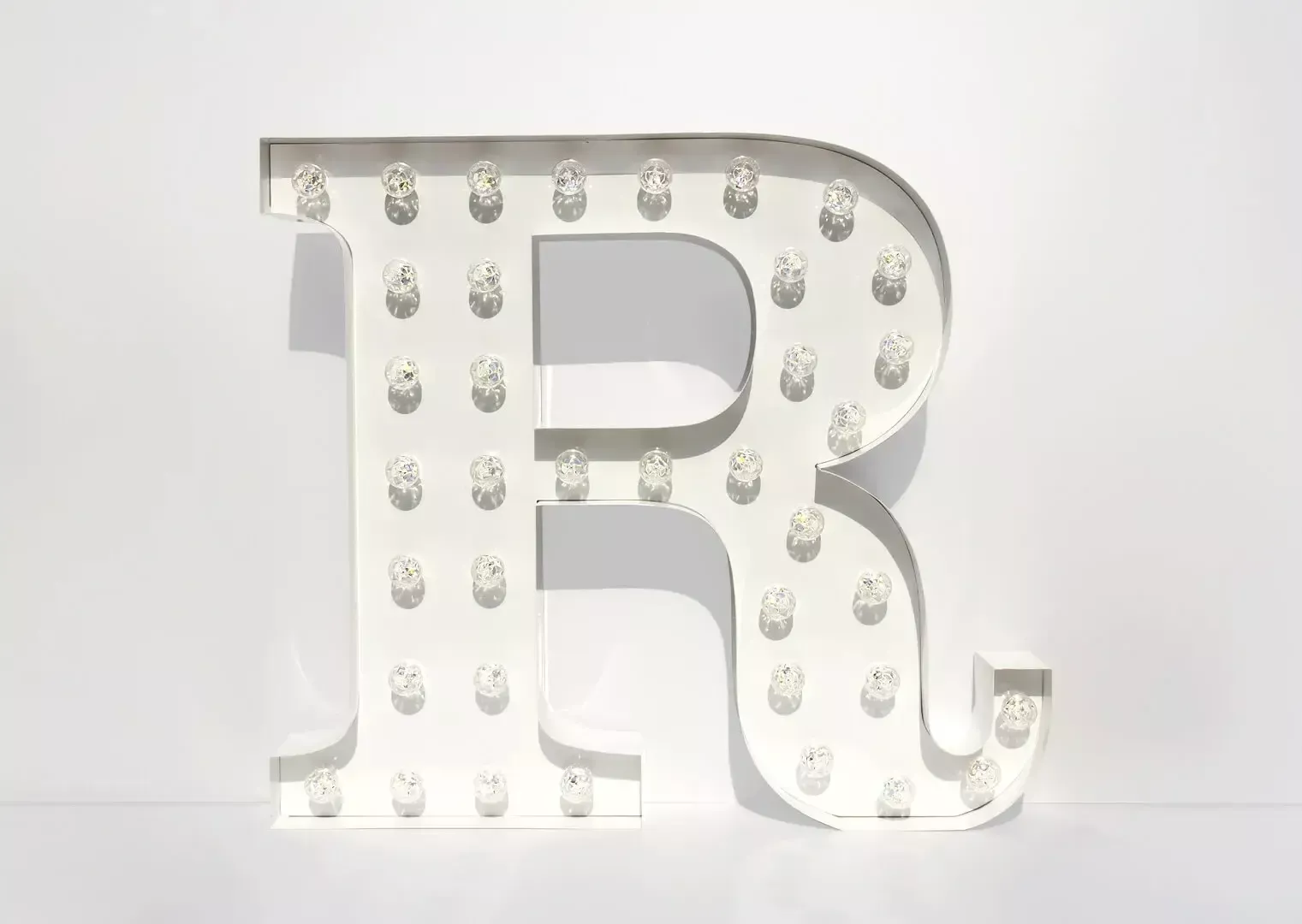 Letter R - lichtgevende letter met witte gloeilampen