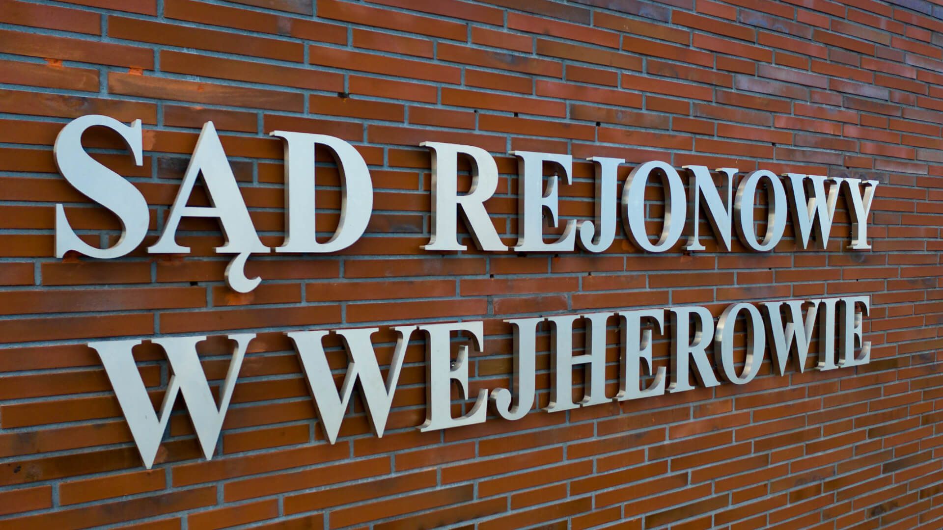 Rechtbank Wejherowo - sa-rejonowy-letters-ruimtelijke-letters-met-metalen-letters-op-de-muur-van-het-gebouw-letters-op-de-muur-met-cegel-letters-op-hoogte-letters-direct-aan-de-muur-brieven-op-cegel-ruimtelijke-wejherowo