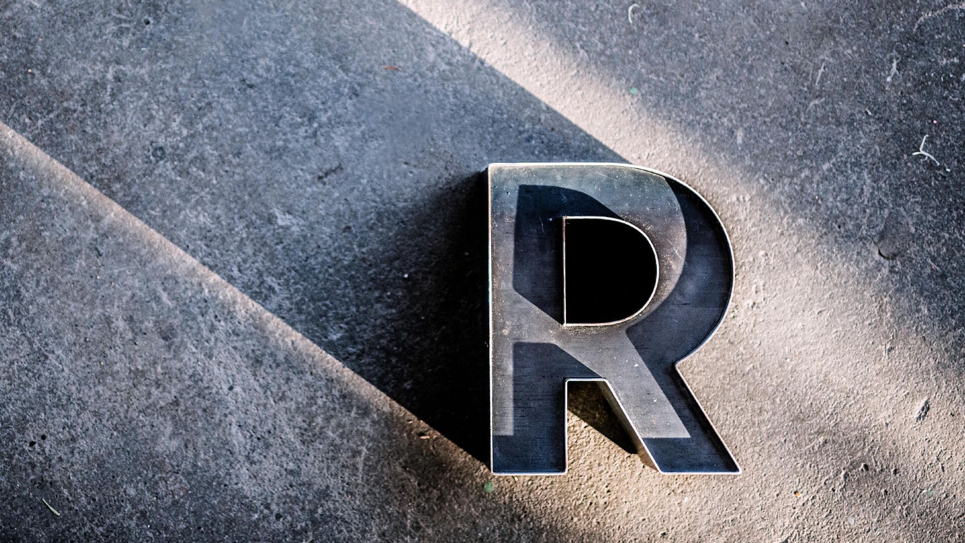 Letter R metaal - Letter R in plaatstaal, industriële stijl.