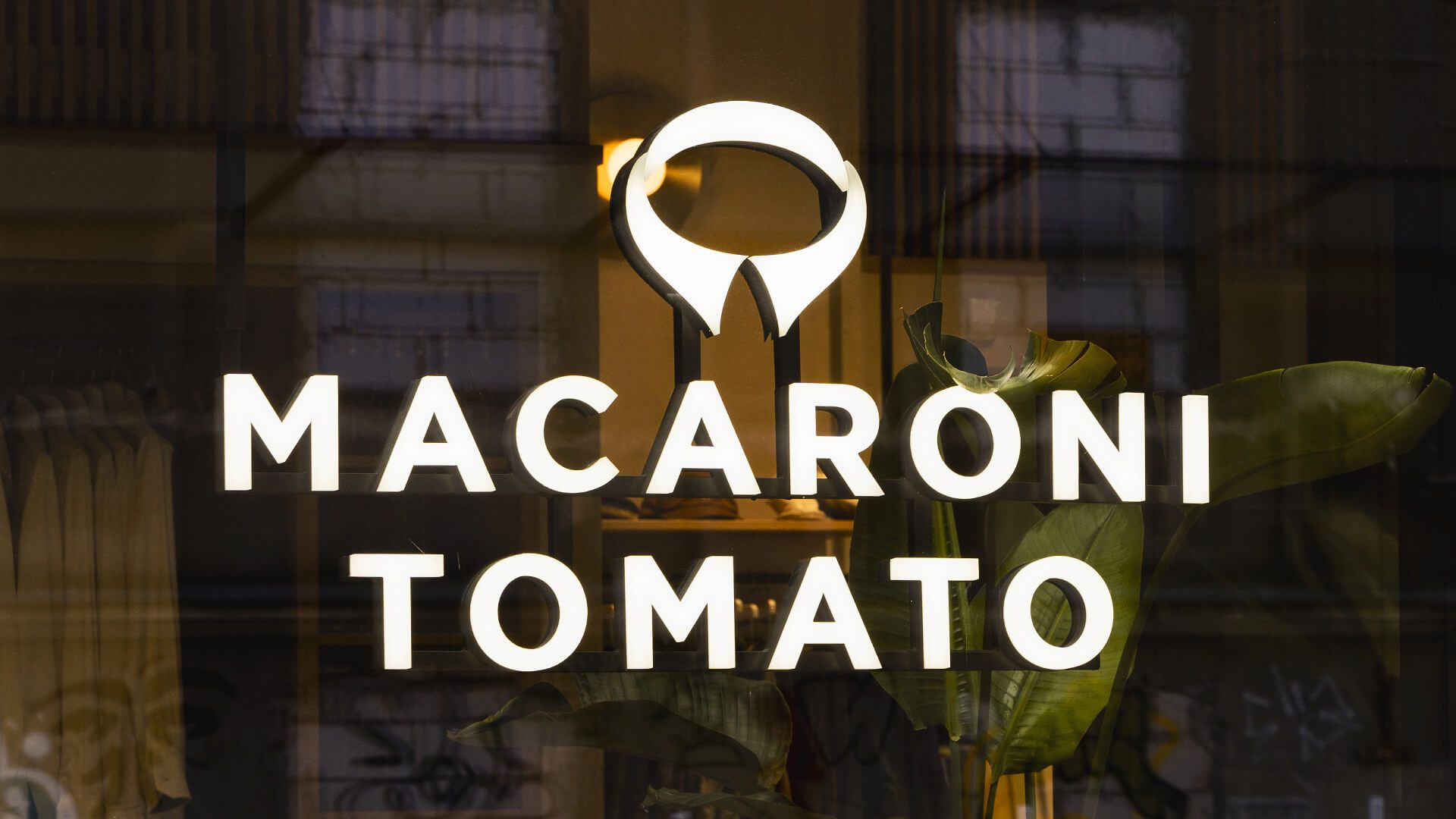 Macaroni Tomaat - Lichtgevende letters volledig aan zijkant en voorkant, wit van kleur, LED.