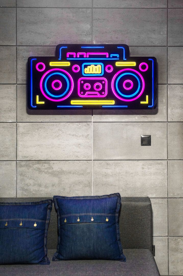 boombox boombox - boombox-neon-ruimte-kleur-neon-op-de-slaapkamer-caqseton-in-het-kantoor-cassette-over-bed-op-een-betonnen-muur-bojano (22)