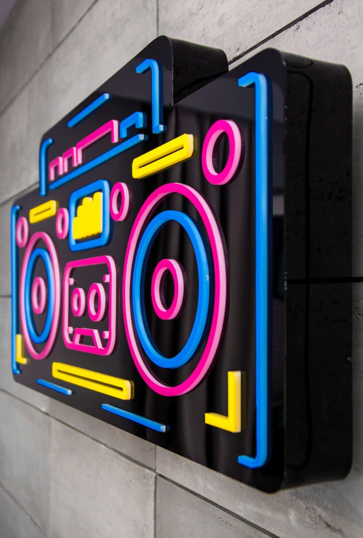 boombox boombox - boombox-neon-ruimte-kleur-neon-op-de-slaapkamer-caqseton-in-het-kantoor-cassette-over-bed-op-een-betonnen-muur-bojano (5)