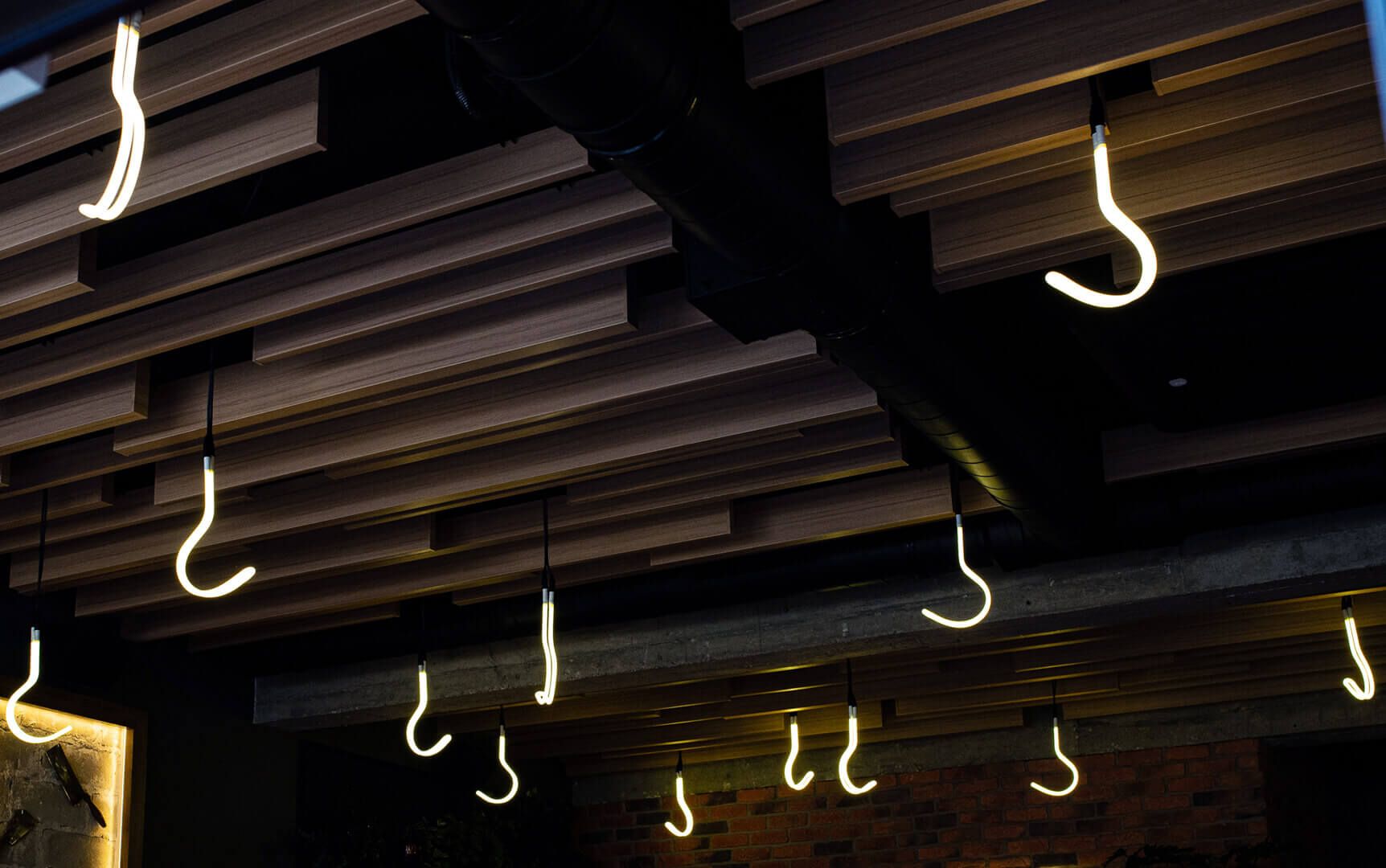 Neon haken - Neonhaken aan het plafond in het steakhouse.