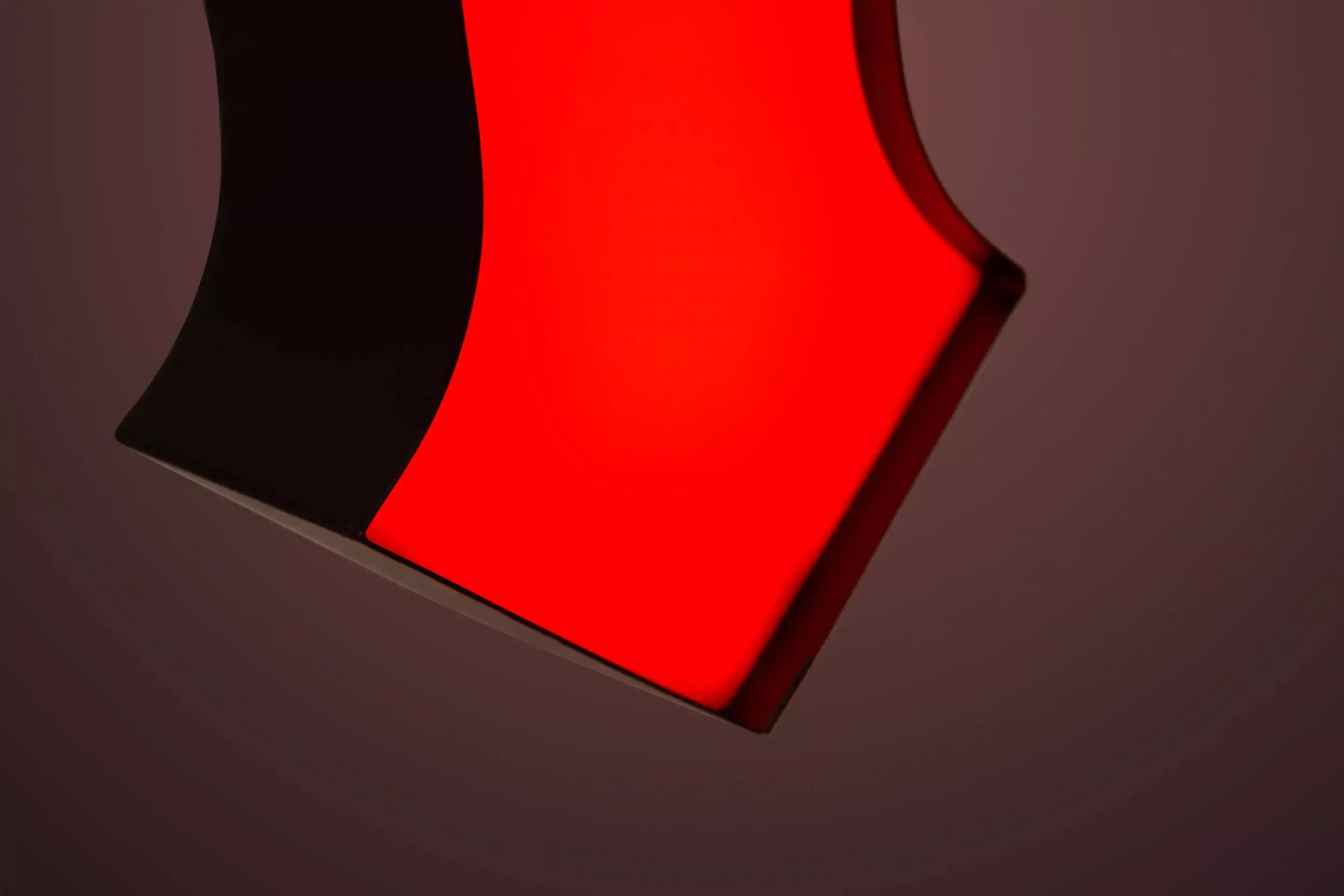 Letter M - aangepaste LED verlichte letter in rood, detail