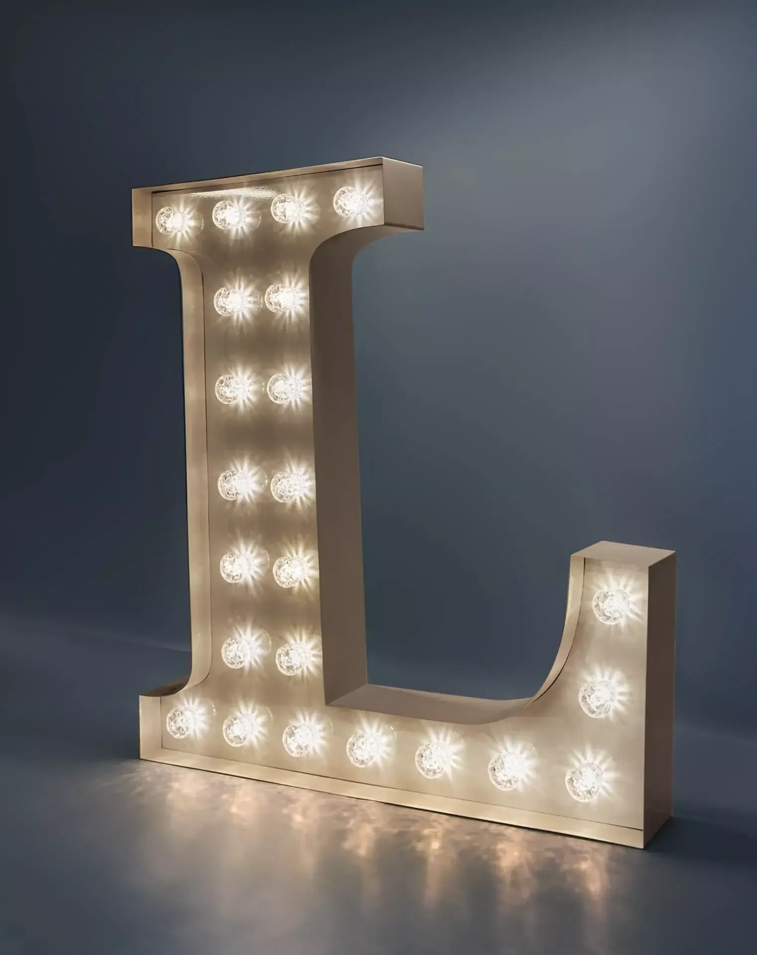 Letter L - lichtgevende letter met witte gloeilampen