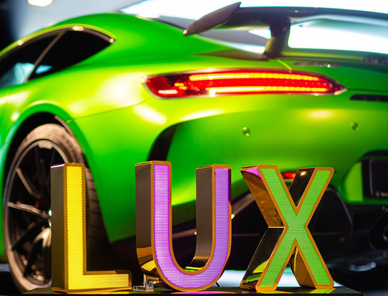 LUX geperforeerde roestvrijstalen letters - LUX letters in goudglanzend geperforeerd roestvrij staal, LED-achtergrondverlichting, in Mercedes-showroom