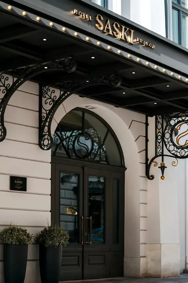 Rosenburg Hotel - Goud geborstelde roestvrijstalen letters aan de buitenkant van het Saski hotelgebouw