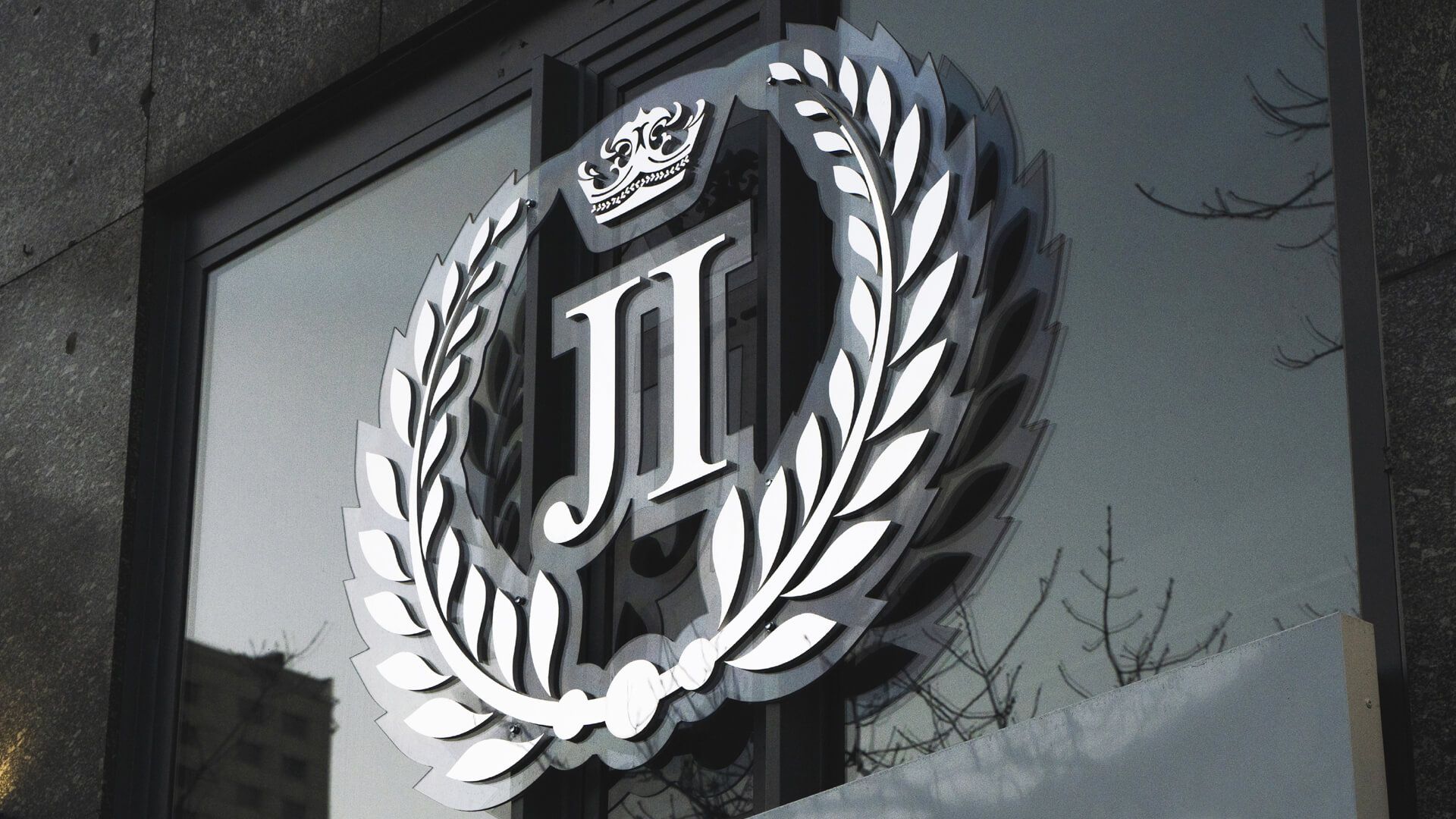 Instituut J`adore - logo met 3D belettering boven de ingang van het exterieur