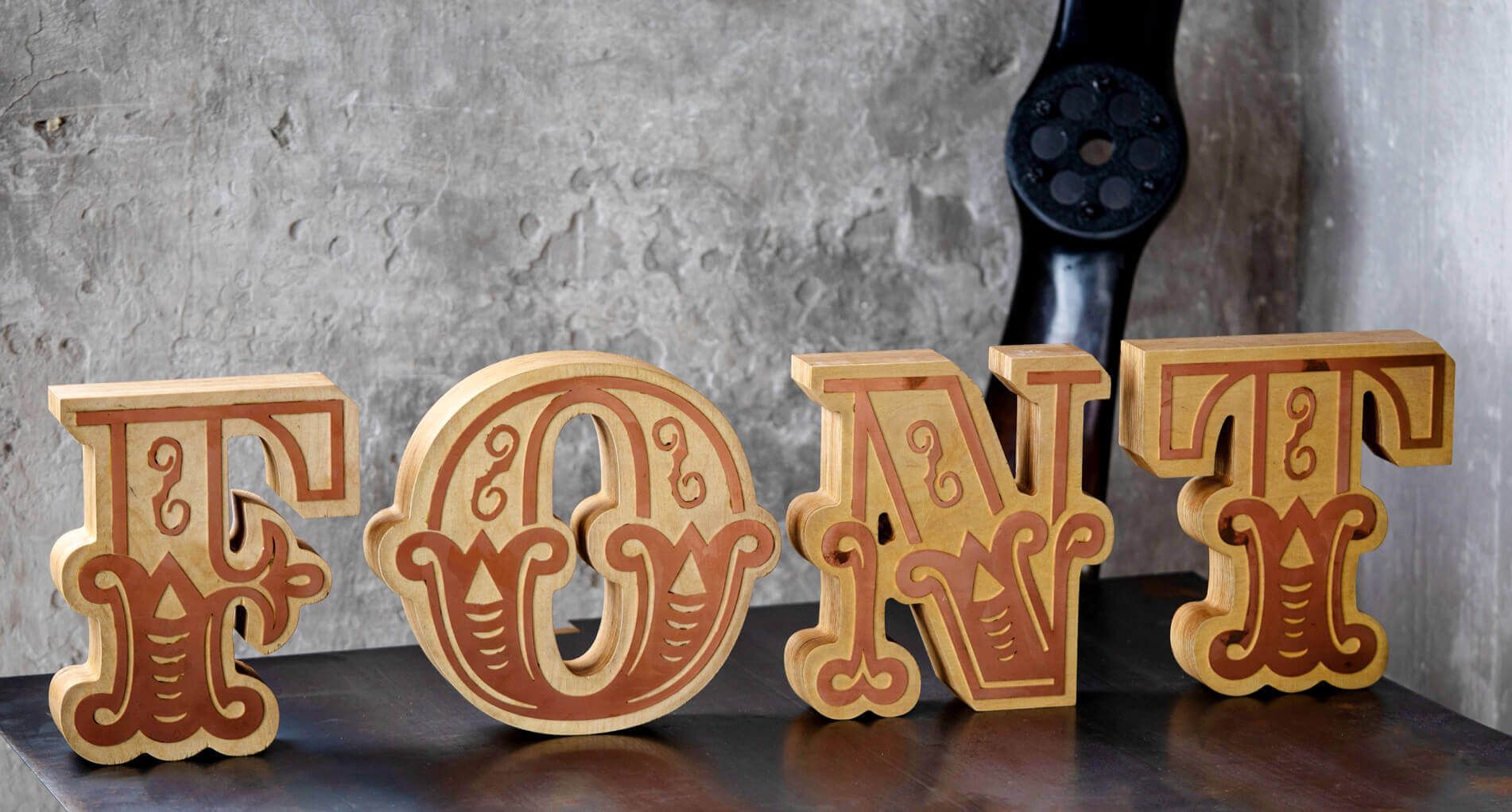 lettertype - font;letters-decoratief-hout-koper-font-decoratief-letters-decoratief-design-font-hout