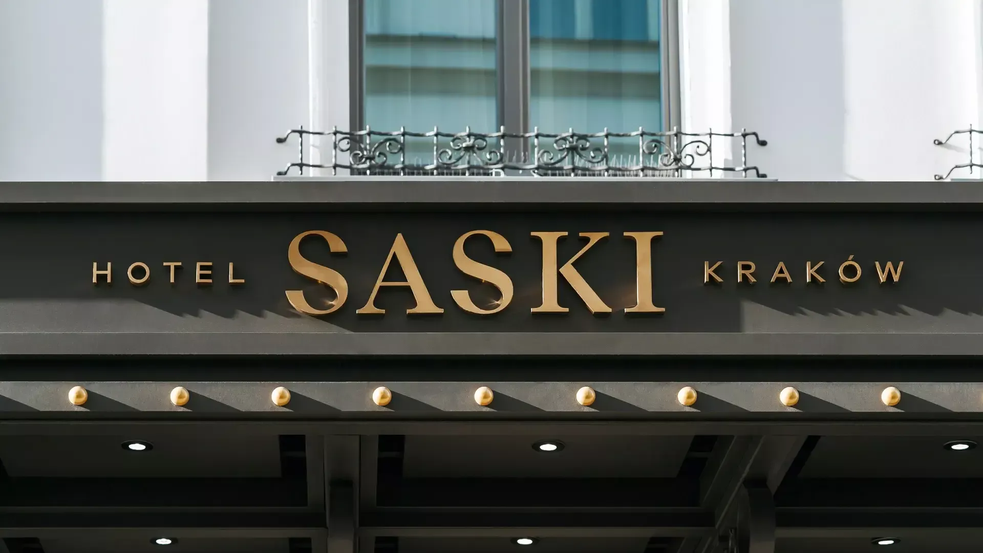 Rosenburg Hotel - Goud geborstelde roestvrijstalen letters aan de buitenkant van het Saski hotelgebouw