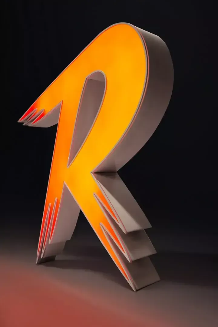 Letter R - verlichte aangepaste letter R in oranje kleur