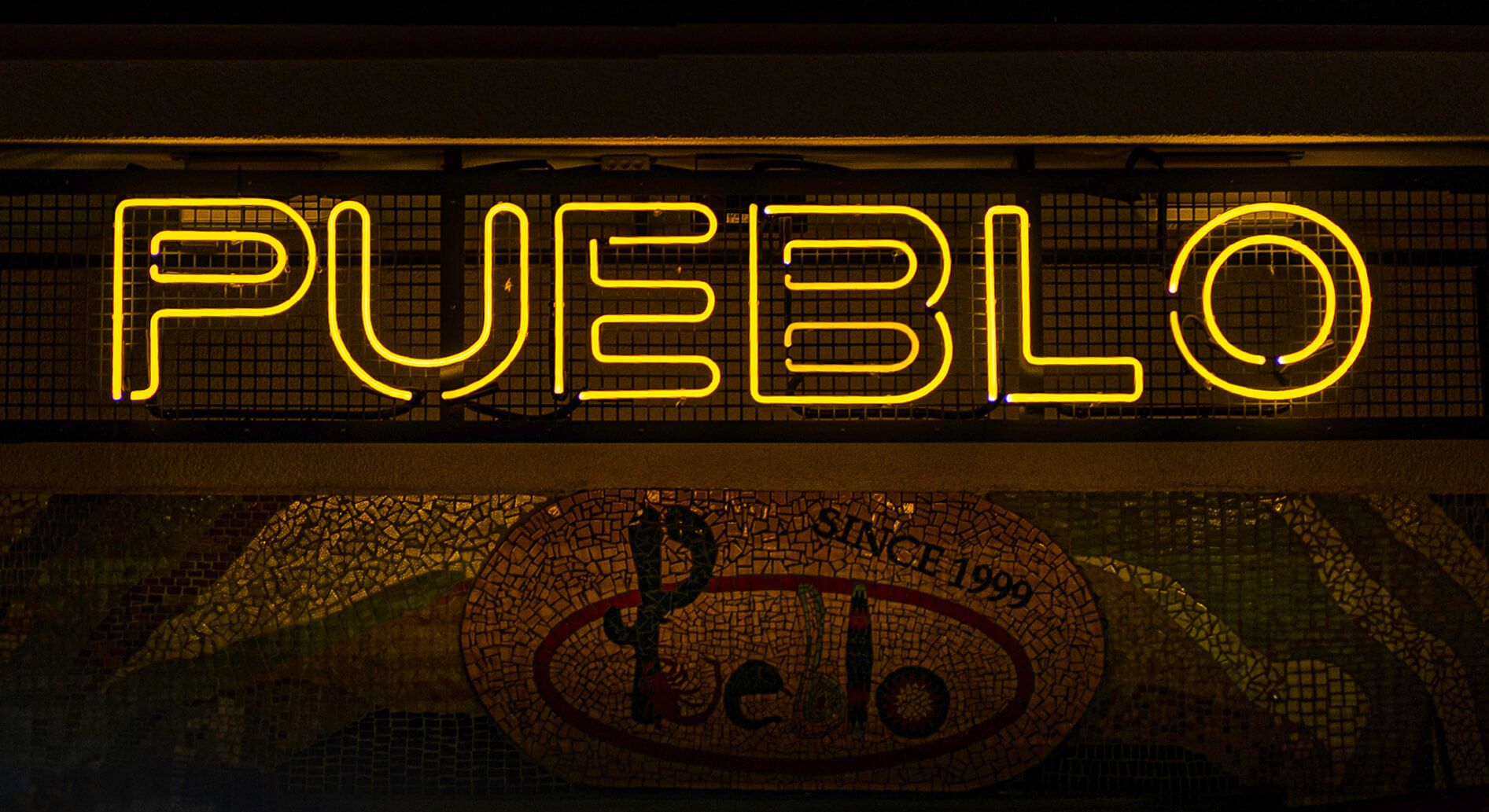 Neon Pueblo - Geel neon Pueblo exterieur.