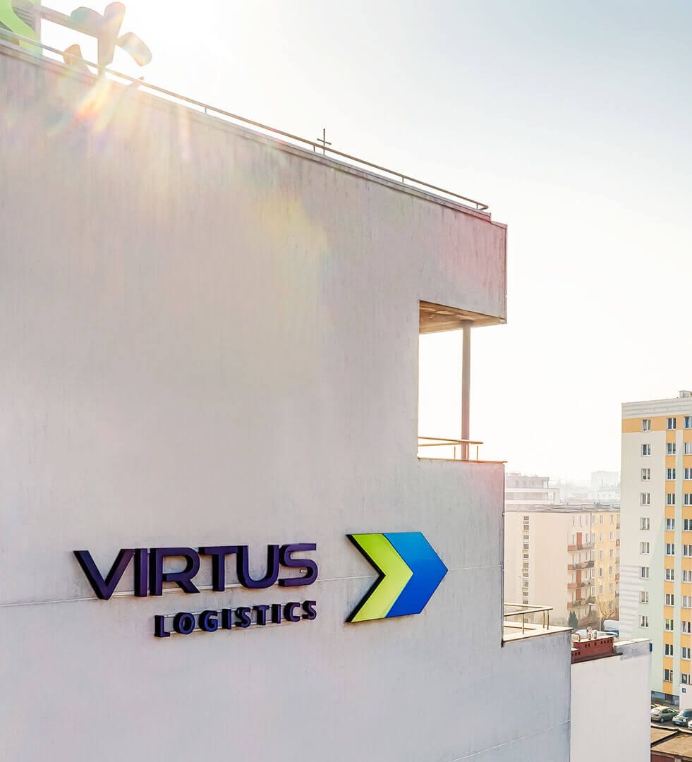 virtus - Virtus_Logistics_luminescente_letters_alpinistisch_op_de_hoogte_van_het_gebouw