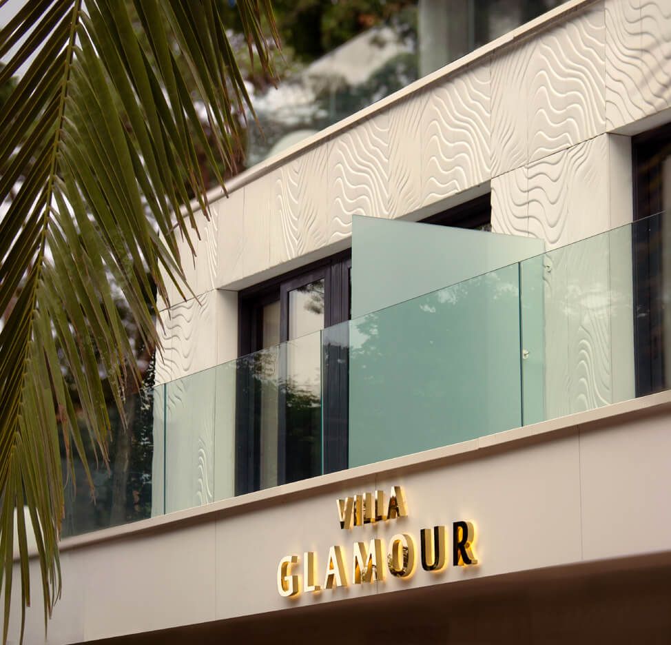 Villa Glamour - letters in goud gepolijst roestvrij staal, verlicht op de muur
