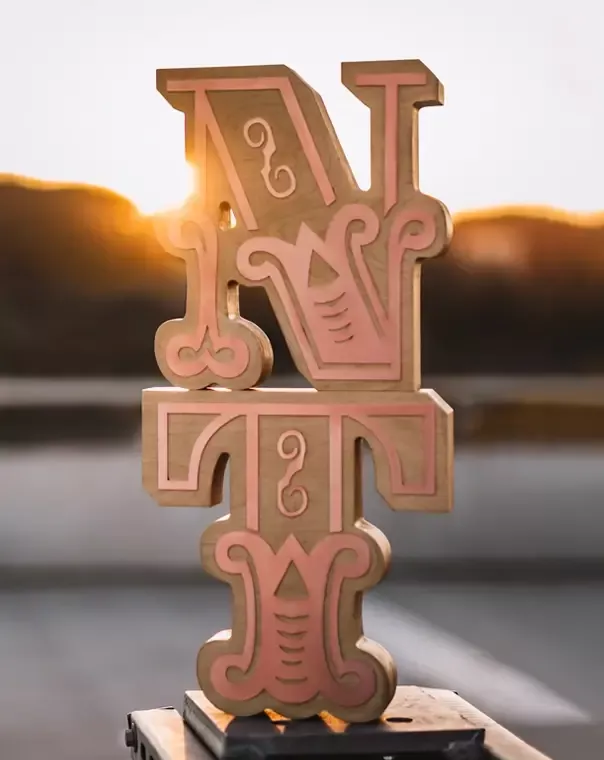 houten decoratieve letters in een unieke stijl. Ruimtelijke letters